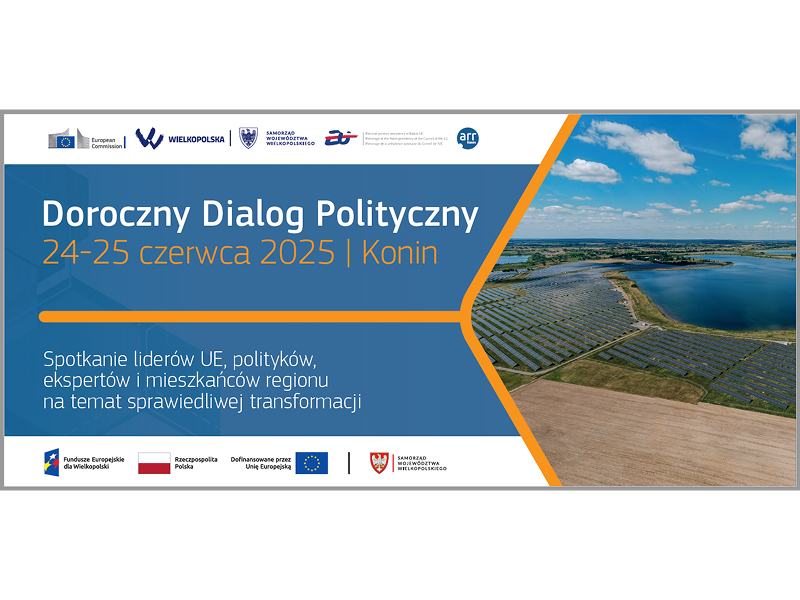 Plakat składa się z dwóch części. Większa, lewa część to napisy na niebieskim tle: Doroczny Dialog Polityczny, 24 do 25 czerwca 2025 Konin, Spotkanie liderów UE, polityków, ekspertów i mieszkańców regionu na temat sprawiedliwej transformacji. Na dole i na górze znajdują się loga organizatorów. Po prawej stronie jest zaś fotografia z lotu ptaka przedstawiająca rozległe pole fotowoltaiczne, położone nad jeziorem. Plakat pochodzi z archiwum Urzędy Marszałkowskiego Województwa Wielkopolskiego.