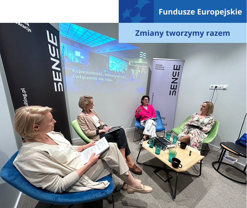 Fotografia przedstawia cztery kobiety, siedzące w fotelach i debatujące, w trakcie konferencji. Za nimi znajduje się ekran z grafiką i napisem: Różnorodność, inkluzywność i włączenie, się robi. Zdjęcie pochodzi z archiwum beneficjenta.