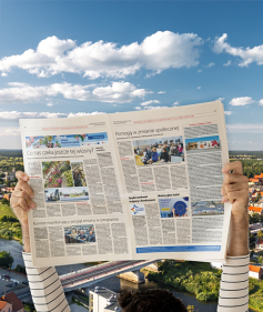 Zdjęcie przedstawiające dwie strony gazety na tle nieba.