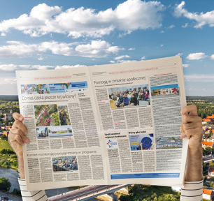 Zdjęcie przedstawiające dwie strony gazety na tle nieba.