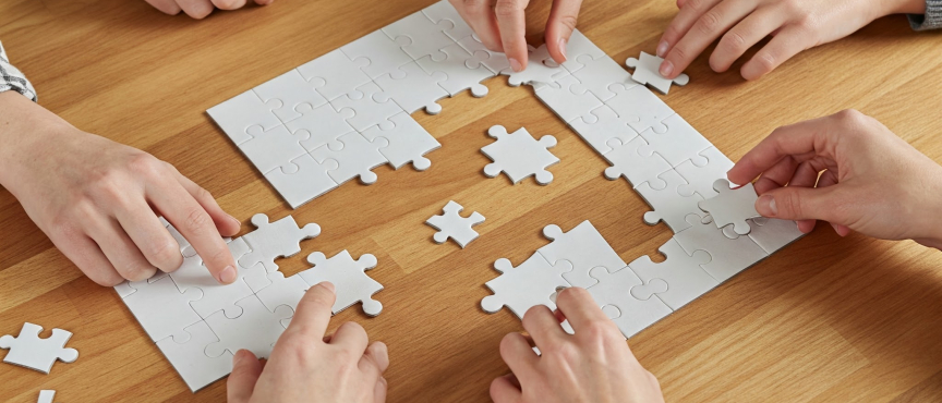 ludzie układają puzzle