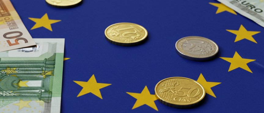na tle flagi unii europejskiej banknoty i monety