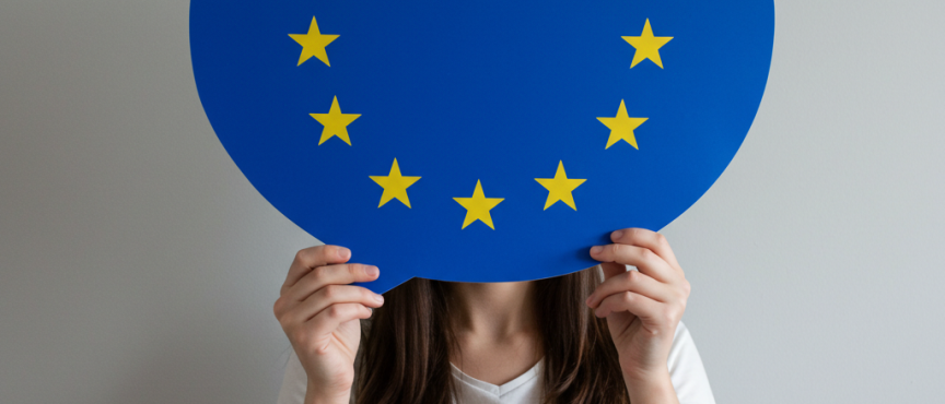 kobieta trzyma w rękach logo unii europejskiej