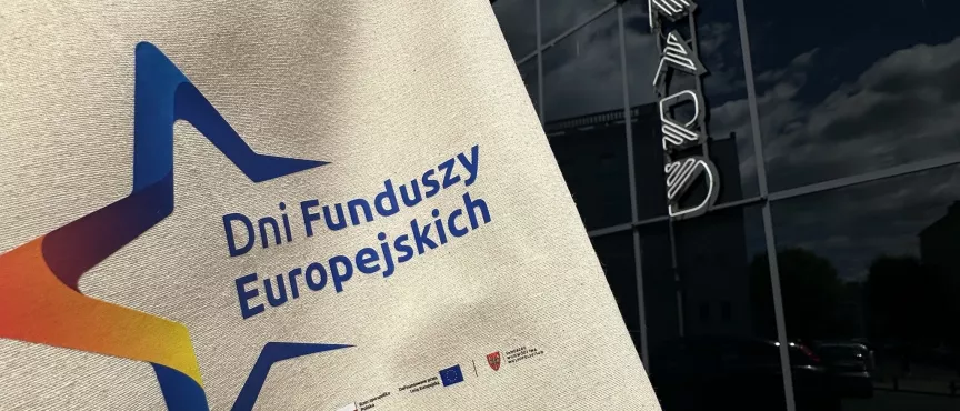 Na zdjęciu widać fragment torby z napisem Dni Funduszy Europejskich, w tle napis Oskard