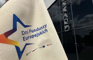 Na zdjęciu widać fragment torby z napisem Dni Funduszy Europejskich, w tle napis Oskard