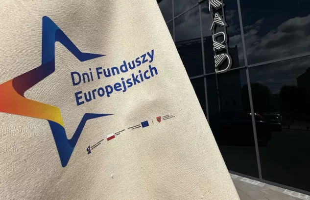 Na zdjęciu widać fragment torby z napisem Dni Funduszy Europejskich, w tle napis Oskard